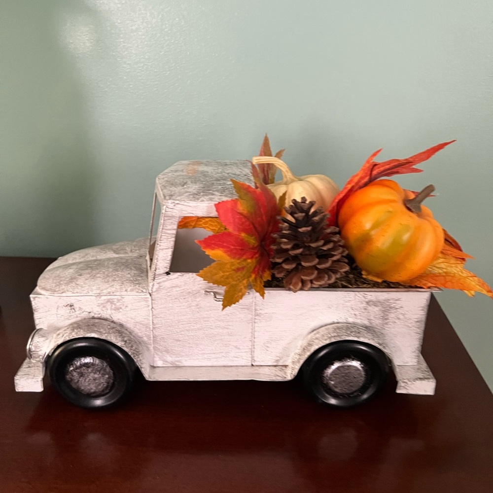 Fall pumpkins truck decor 🍂🍁